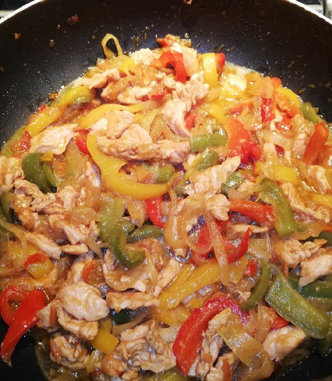 Pavo salteado con verduras