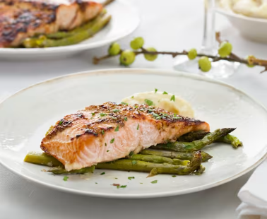 Salmón al papillote con espárragos y limón